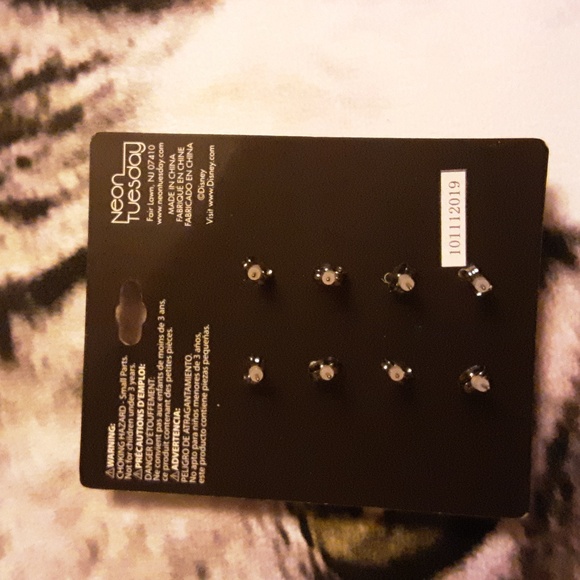 Disney Minnie Mouse Pierced Stud Earrings Set NWOT - Picture 2 of 3